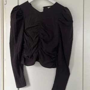 Brun topp - Säljer denna superfina oanvända bruna topp från hm! Kommer inte till användning! Nyskick