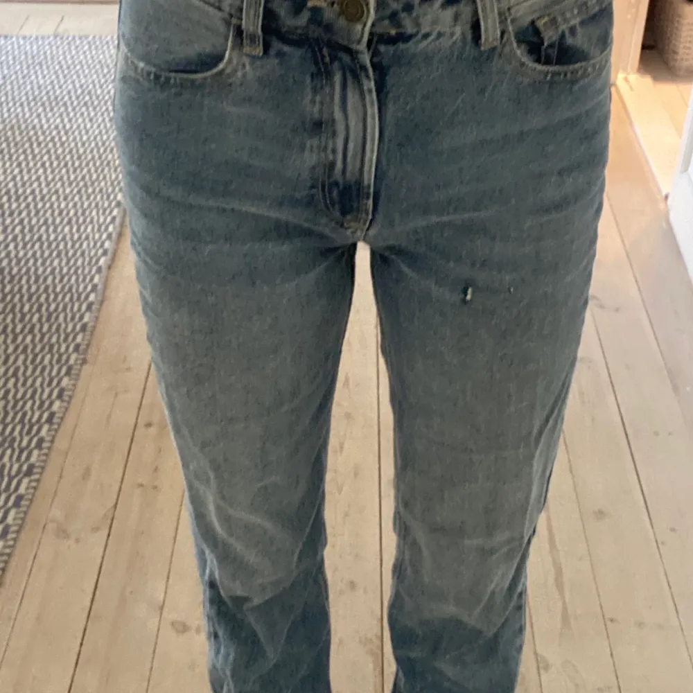 Säljer dessa fina high waist jeans ifrån stradivarius i storlek 34. De har en liten slitning på ena benet. Jeans & Byxor.