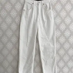 Ett par vita vida jeans från Zara som är ca 2 år gamla. De är flitigt använda men i gott skick. Säljes då de inte längre passar mig. Ej strukna på bilden och kanske ser lite tråkiga ut därför🤍 Hör av dig om du vill ha fler bilder eller har andra frågor!