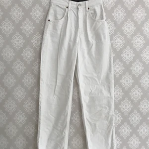 Zara vita vida jeans - Ett par vita vida jeans från Zara som är ca 2 år gamla. De är flitigt använda men i gott skick. Säljes då de inte längre passar mig. Ej strukna på bilden och kanske ser lite tråkiga ut därför🤍 Hör av dig om du vill ha fler bilder eller har andra frågor!