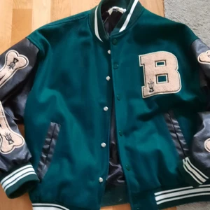 Jacka - En Aelfic eden jacka jag har köpt här på plick. Köpte för ca 500 kr men kostar runt 1000 orgianlt. Frakt ingår. Den sitter oversized på mig som är en S :) Skriv vid frågor 🤗 (vill inte diskutera pris)