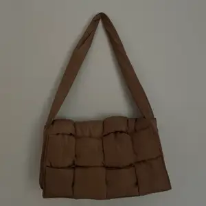 En brun väska ifrån ASOS med ”schack” detaljer 🌟 Den går att stänga med magnet knappar🫶🏽Har dessutom ett inne fack som stängs med dragkedja 🌟