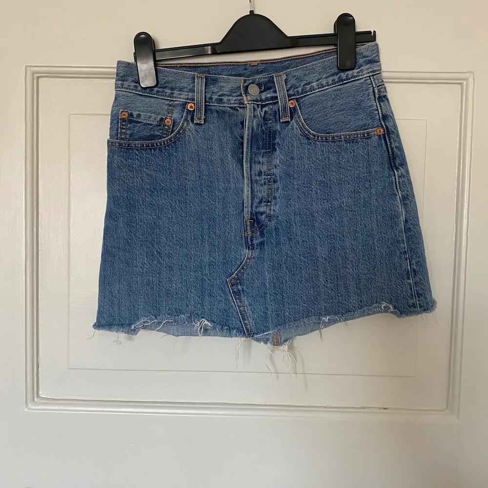 Säljer coolaste Levis jeanskjolen!! Storlek 25 och perfekt att ha nu till sommarn o hösten med en stickad tröja över😍Nypriset va 699kr men säljer endast för 110kr. Kjolar.