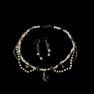 Handgjort halsband  - Ett jätte gulligt litet halsband med matchande örhängen  Fri frakt! Om du har fler frågor är det bara att höra av sig 