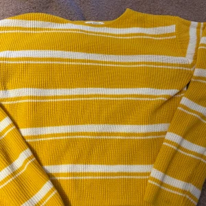 H m - En fin gul tröja från h m 🌺