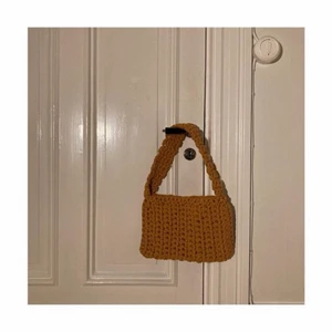 Virkad väska - Snygg senapsgul handgjord virkad väska av begagnat trasmattegarn ⚡️ i väldigt gott skick! 