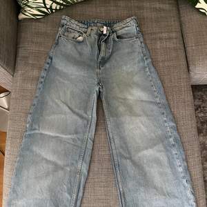 Ett ljusa par jeans från weekday i medellön ace i storlek 26/32. Bra skick. Du står för frakt.