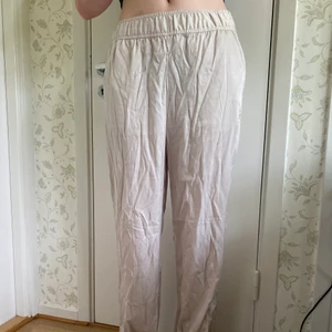 Byxor i vitt tug - Snygga och fräscha vita byxor från HM. Tunt material och använda få gånger. ( väldigt skrynkliga på bilden ) I storlek 38 och säljs för 50kr + frakt 🫶🏼
