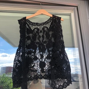 Nät väst - Broderad väst i svart och blommor. Bra skick🎀 snygg att ha över linne