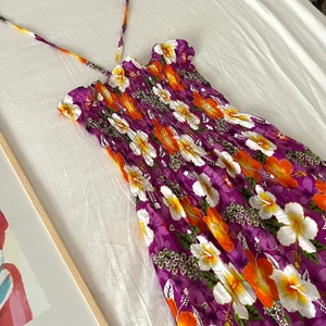 Halterneck midi klänning - Romantisk midi klänning. Köpt på marknad utomlands. Står ingen storlek, köpte som M/L. Passar båda då den är väldigt elastisk i midjan vid behov❤️ Lite stor på mig då jag lutar mot S men det funkar också för en avslappnad outfit🌺  -Tar inte emot returer