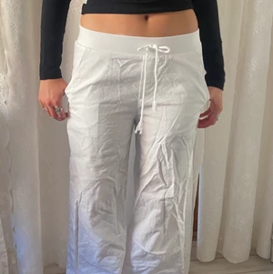 Linnebyxor - Jättesnygga vita linnebyxor i superskick!💕 dom är i storlek 36 men sitter fint p mig som brukar ha 38 i byxor💕
