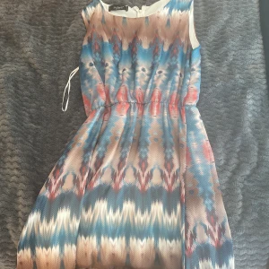 En kort klänning  - En kort klänning från sisters i storlek M. Aldrig använd😻⭐️