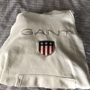 Gant hoodie - Skick 10/10 inga fläckar. Knappt använd säljer pga att jag växer ur den nypris 799.