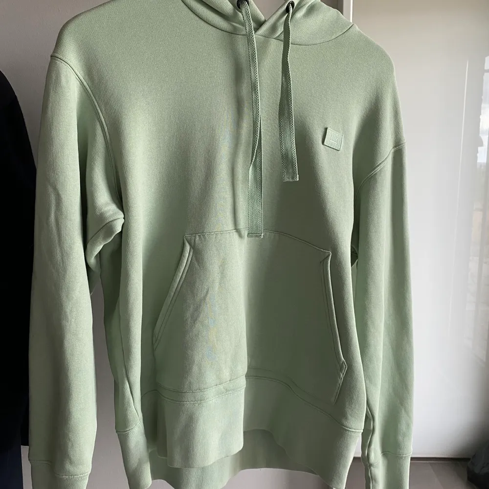Acne studios ”Face hoodie” i säsongsfärgen Mintgrön. Den är använd men är i gott skick, jag fixar givetvis iordning den innan köp. Den är i vanlig passform så därav behöver man aktivt ha storleken XS om den ska passa oftast.. Hoodies.