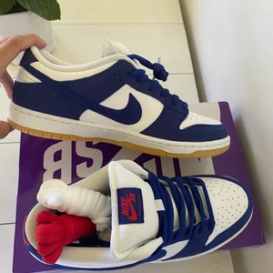 Nike sb dunk low los angeles dodgers - Ds, vill säga ett par helt nya dunks ”los angeles dodgers” i storlek 43/US 9,5. Skickas dubbelboxat med 2 par snören. Släpper dom för 1850 + frakt! Hör av dig vid någon fundering. Kvitto finns.