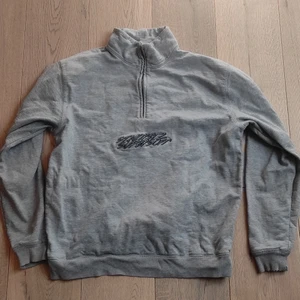 ST mortiz tröja  - Köpte tröjan av en polare men den e riktigt bra skick, knappt använd, står storlek L i den men passar som M