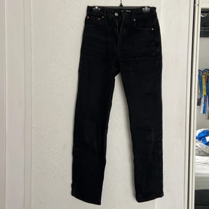 Svarta raka midrised jeans  - Fint skick, storlek 36