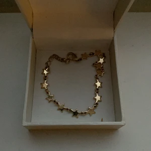 Armband - Säljer ett guldfärgat armband💗