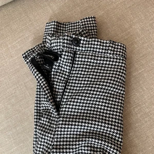 Rutiga byxor - Raka rutiga byxor. Säljer då de blivit för korta för mig. Jag har sytt in dem i midjan då de var för stora men det går lätt att sprätta upp. Sparsamt använda.