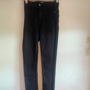 Säljer mina svarta molly high waist jeans från Gina tricot i storlek XS. Dom sitter bra på mig som är 172 cm, men dom är lite slitna på bakfickorna!  Kom privat om du vill ha fler bilder! 