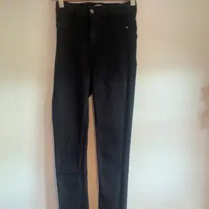 Säljer mina svarta molly high waist jeans från Gina tricot i storlek XS. Dom sitter bra på mig som är 172 cm, men dom är lite slitna på bakfickorna!  Kom privat om du vill ha fler bilder! 