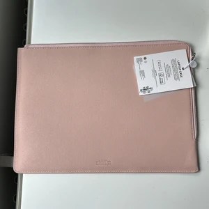 Holdit datorfodral  - Jättefint datorfodral från Holdit i färgen ”Blush Pink” storlek: 14 tum, passar perfekt till Macbok Air till exempel. Aldrig använd med prislapp kvar.