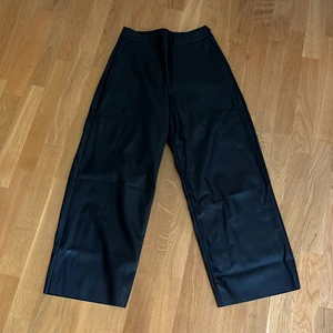 Skinnbyxor - Säljer dessa svarta skinnbyxor från Vila. De är endast använda ett fåtal gånger och är i fint skick.