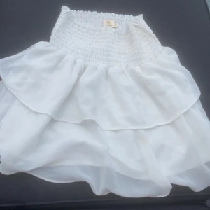 Volangkjol - Säljer min jättefina volangkjol från Chelsea i st XS den är i nu skick