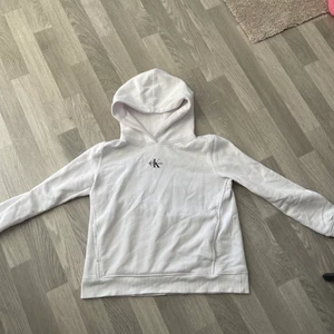 Märkeskläder  - Calvin Klein hoodie i stl: xs, lite nopprig men går att ta bort. Använd fåtal gånger. Högsta bud inklusive frakt. Vid snabb affär kan pris diskuteras.