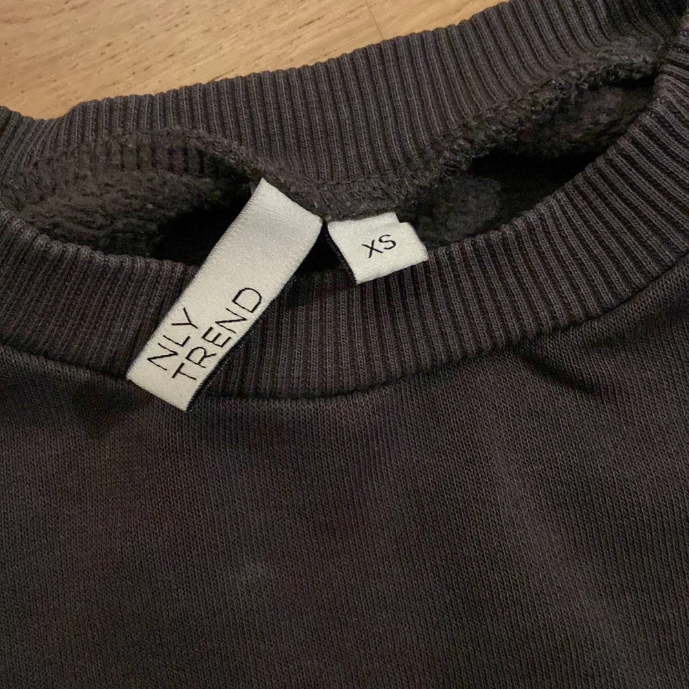 Säljer denna oversized sweatshirten från nelly i storlek xs.  Färgen är i mörkgrå och har inga defekter.  nypris:349kr säljer för:150kr köpare står för frakten. Tröjor & Koftor.