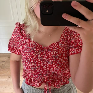 Topp - Röd blommig topp från shein