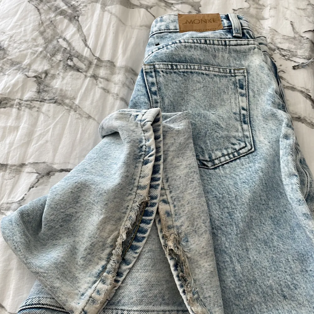 Jeans  Hög/mid midjade  Storlek 28  Från monki  Lite skador vid utsvängningen längst foten  ⚠️endast använt ett få tal gånger⚠️ Pris kan diskuteras vid snabb affär !!  tvättas såklart alltid innan leverans!!. Jeans & Byxor.