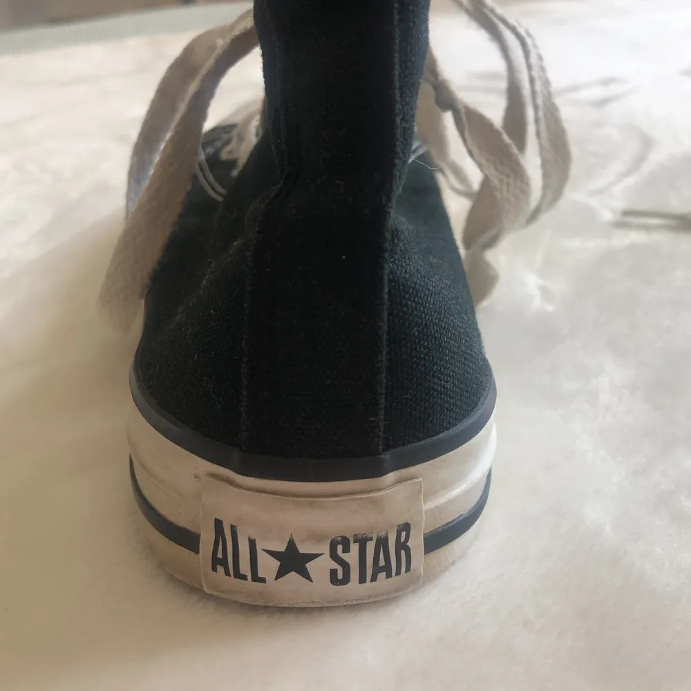 Ett par svarta converse skor i strl 35!! De passade på mig när jag hade 36 och är i gott skick men använda💓. Skor.