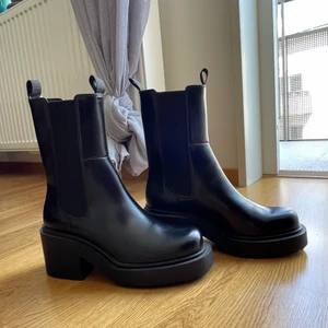 Höga Boots - Svarta boots med en lite högre klack från h&m. Köpte en storlek 39 men dom passar som en 38 skulle jag säga, så de är för små för mig.  Aldrig använda och i helt nyskick, skicka ett meddelande för fler bilder💪🤩