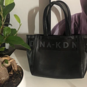 NA-KD VÄSKA - Supersöt liten handväska från nakd 💕 köpt för några år sedan men knappt använd, väskan är rymlig (ca 30x20x10 cm). Svarar gärna på fler frågor privat 💕💕💕 frakt står köparen för :)))
