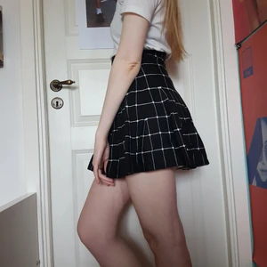 Rutig kjol - Svart rutig kort kjol i stretchigt tyg