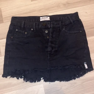 Jeanskjol - Riktigt snygg jeanskjol med fransar nertill tyvärr för liten Storlek 26