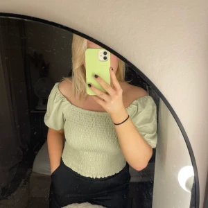 Gina topp - Väldigt fin GinaTricot topp i ett härligt tyg samt i en härligt grön färg! Toppen är i storlek L. Jag är en S/M person men toppen sitter som storlek M brukar göra på mig! Jag säljer den inte kommer till användning längre!💚💚