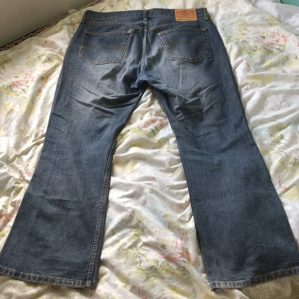 Gråa bootcut jeans från John Pearson & Son. Köpta second hand men inga tydliga defekter så vitt jag vet. Kan mötas upp på Södermalm, annars betalar köparen för frakten.. Jeans & Byxor.