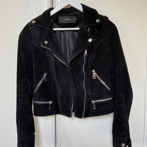 Mocka Jacka - Svart mocka jacka i storlek S, men liten i storleken (mer XS). Köpt på Vero Moda, nypris 1150kr. Jättefin jacka med snygga detaljer. Knappt använd och är i superfint skick. Frakt tillkommer, kan alt mötas upp i Gävle.