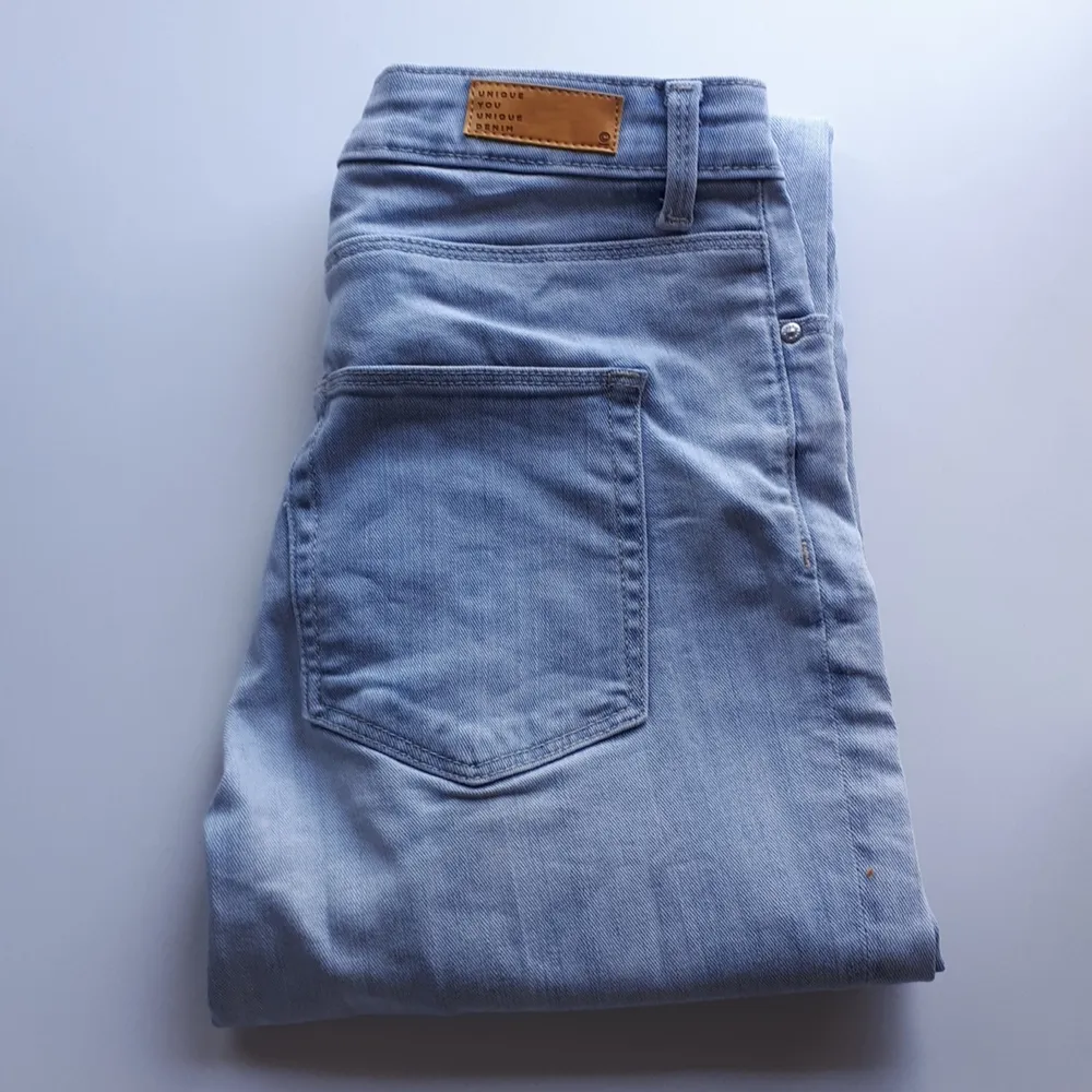Unika jeans med diskret scrunch som du ser på bilden💙. Jeans & Byxor.