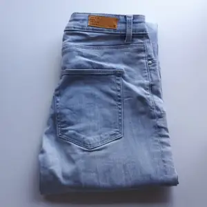 Unika jeans med diskret scrunch som du ser på bilden💙