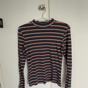 En ribbad färgglad polo!  - En jätte skön och retro inspirerad polo!  Köparen står för frakten och inga returer💋