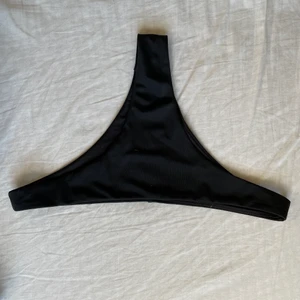Bikinitrosor från weekday  - Superfina brazilian bikinitrosor från weekday! Säljer då de är lite små på mig. Endast använda 1 gång och tvättas självklart innan köp. 150 kr🖤