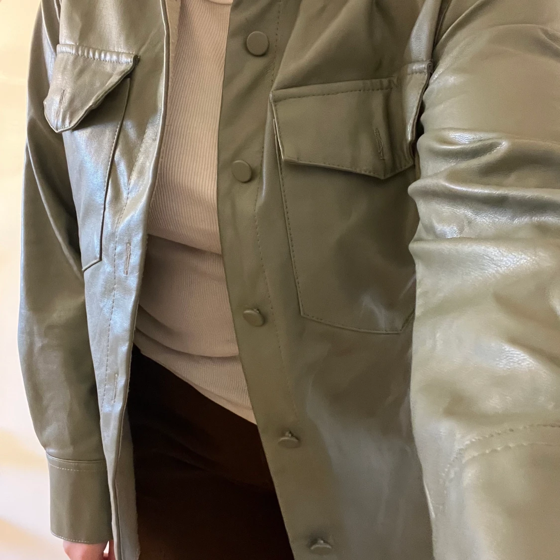 Jacka i skinnimitation 