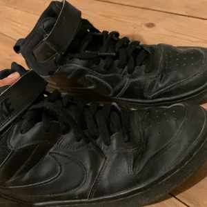 Svarta Nike Skor - Använda Svarta Air Max. Storlek 40. Har växt ut ur dom och vill sälja!