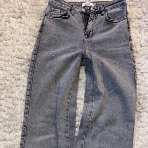 Jeans - Säljer dessa helt oanvända jeans från madlady tillsammans med Mirabell. Stlk 34 sitter jättebra.