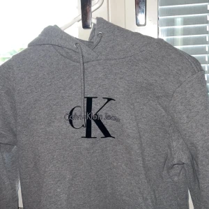 Huvtröja  - Hoodie från Calvin Klein, nypris 1100🛍 Kan tyvärr inte lägga in bilder hur den sitter på då den e för liten 🫶🏼