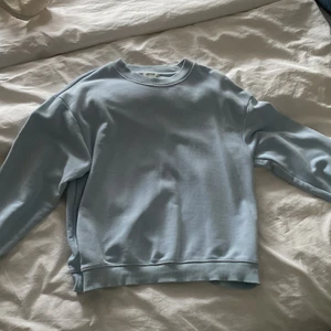 blå sweatshirt  - snygg ljusblå sweatshirt näst intill oanvänd, jätte fint skick