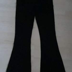 Stretch bootcut byxor från Gina Tricot! Jättestretchigt tyg och det är super bra skick! Aldrig använt! ❤️
